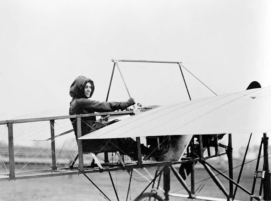 Harriet Quimby en la cabina de su avión, 1911. Librería del Congreso